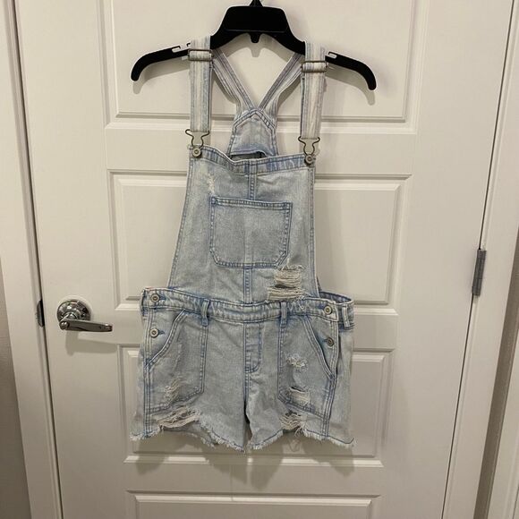 Hollister Women's Distressed Boyfriend Denim Short Overall. Light Blue. Medium - Picture 2 of 14